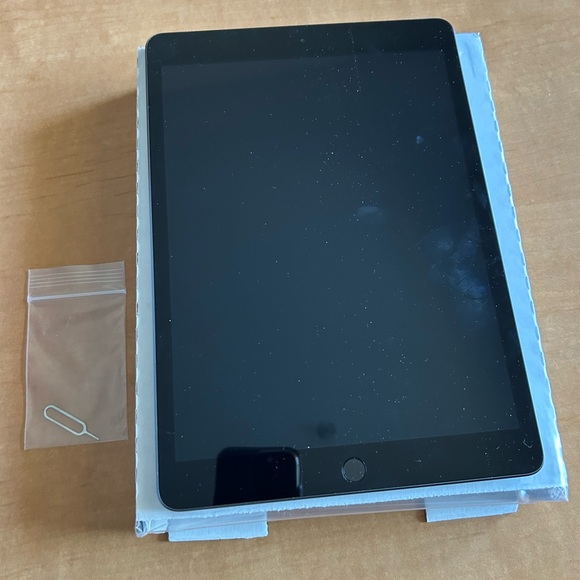 Apple Grey Tablet with SIM Tool - Picture 1 of 6